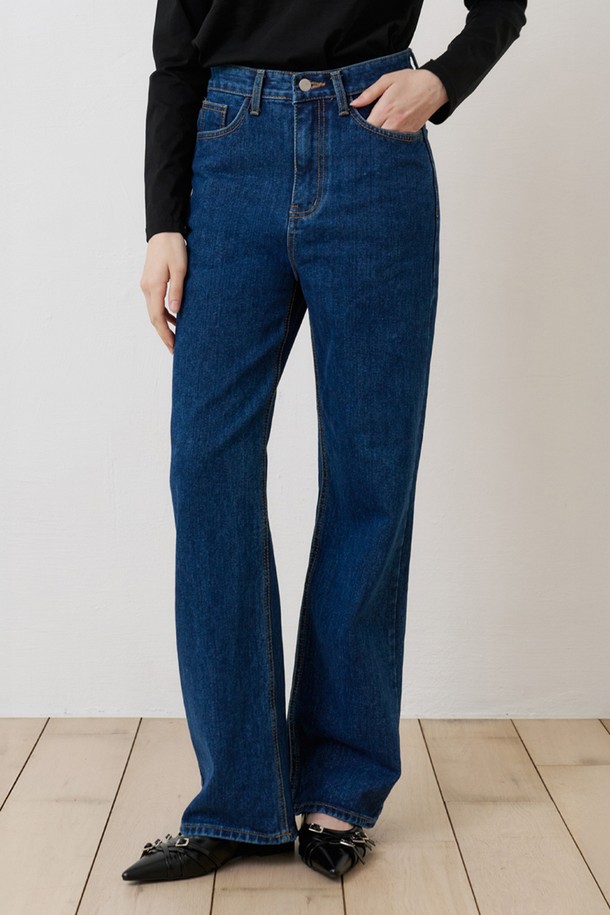 프리미엄 레귤러 스트레이트핏 데님 DEEP BLUE는 베이직하고 클래식한 스타일을 추구하는 분들을 위한 데님 팬츠입니다. 딥블루 컬러의 무지 디자인으로, 출근룩이나 비즈니스 캐주얼에도 활용할 수 있습니다. 사계절 착용 가능한 중간 두께의 면 소재로 제작되었으며, 탄탄한 촉감을 느낄 수 있습니다. 스트레이트 핏과 레귤러 핏으로 편안한 착용감을 제공하며, YKK 지퍼, LKET 데님택, 트윌 조직, 밑단 클립 스타일링, 프리미엄 원단 등 섬세한 디테일이 돋보입니다.
