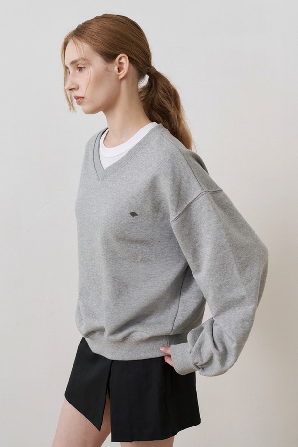 오버핏 브이넥 스웻셔츠 M/GREY는 캐주얼하고 미니멀한 스타일을 연출하기에 좋은 여성 상의입니다. 부드러운 면 소재로 제작되어 편안한 착용감을 선사하며, 가을과 겨울 시즌에 적합합니다. 루즈핏의 오버핏으로 편안함을 더하고, 소매 퍼프 디테일과 가슴 다이아 로고 장식이 밋밋함을 덜어줍니다. 두께감 있는 긴 소매 브이넥 디자인으로 데일리룩, 출근룩에 활용하기 좋습니다. M/GREY 색상의 그레이 컬러는 어떤 하의와도 손쉽게 매치할 수 있어 활용도가 높습니다.
