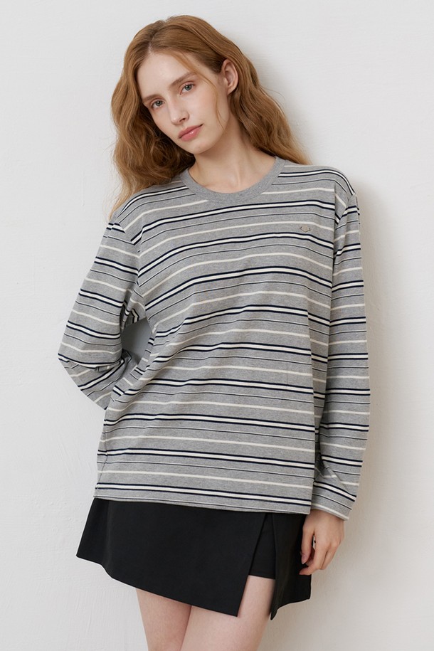 세련된 무드의 여성 루즈핏 멀티스트라이프 티셔츠입니다. 부드러운 촉감의 면 소재로 제작되어 편안한 착용감을 선사하며, 봄, 여름 시즌 데이트룩, 카페룩, 캐주얼, 미니멀 스타일 연출에 적합합니다. 감각적인 그레이 컬러에 스트라이프 패턴이 더해져 베이직하면서도 세련된 분위기를 자아냅니다. 긴 소매와 라운드넥 디자인으로, 립조직 마감과 다이아 로고 장식이 포인트입니다. 고밀도 원단으로 제작되어 퀄리티를 높였습니다.

