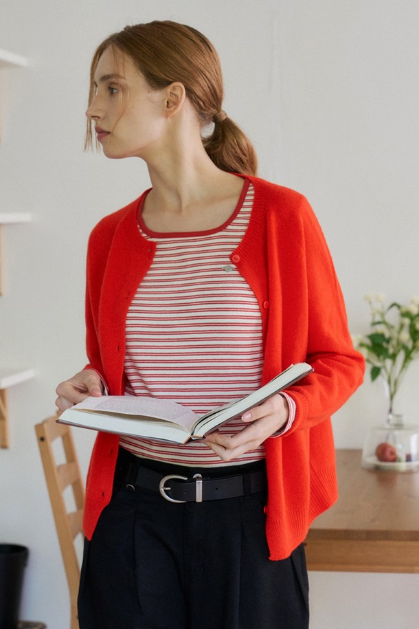 세련된 스퀘어넥 디자인과 경쾌한 스트라이프 배색이 돋보이는 여성용 티셔츠입니다. 산뜻한 레드와 화이트 컬러 조합이 시원하고 캐주얼한 분위기를 연출하며, 봄, 여름 시즌 데일리룩과 출근룩으로 활용하기 좋습니다. 면 소재로 제작되어 부드러운 촉감과 편안한 착용감을 선사합니다. 가슴 부분의 다이아 로고 장식이 은은한 포인트를 더하며, 슬림 또는 레귤러핏으로 다양한 스타일을 소화할 수 있습니다. 미니멀, 클래식한 무드를 즐기는 분들께 추천합니다.
