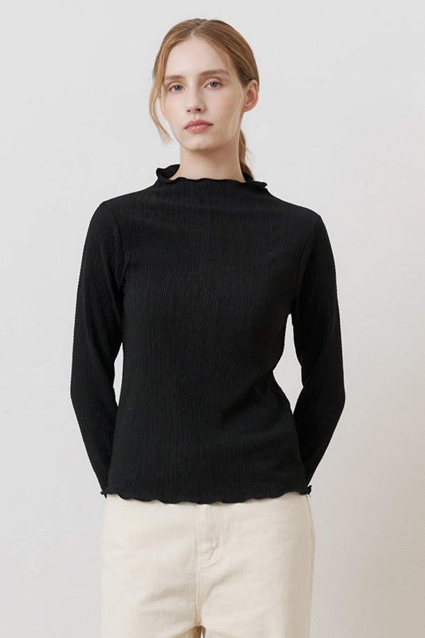 플리츠 스텐다드핏 폴라 BLACK은 고급스러운 플리츠 원단으로 제작된 여성 폴라티셔츠입니다. 넉넉한 라인감과 부드러운 촉감이 편안한 착용감을 선사하며, 가을, 겨울 시즌 데일리 및 출근룩으로 활용하기 좋습니다. 페미닌하고 베이직한 스타일을 연출하며, 넥 끝선과 소매 끝의 섬세한 디테일이 돋보입니다. 스탠다드핏으로 어떤 하의와도 잘 어울리며, 벨트나 리본을 매치하여 다양한 스타일을 연출할 수 있습니다. 미니멀하고 클래식한 무드를 즐기는 여성분들께 추천합니다.
