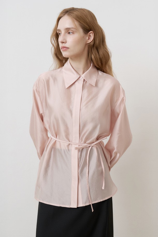실켓 벨티드 블라우스 PINK는 우아하고 베이직한 스타일의 여성 블라우스입니다. 핑크 컬러의 텐셀과 폴리에스테르 혼방 소재로 제작되어 부드러운 촉감을 선사하며, 봄, 여름 시즌에 적합합니다. 루즈핏에 긴 소매 기장, 카라넥 디자인으로 편안하면서도 세련된 분위기를 연출합니다. 리본 벨트 세트와 옆선 언발란스 라인이 특징이며, 데일리, 포멀, 오피스룩, 데이트룩, 모임룩 등 다양한 TPO에 활용할 수 있습니다. 클래식, 미니멀, 로맨틱 스타일을 즐기는 분들께 추천합니다.

