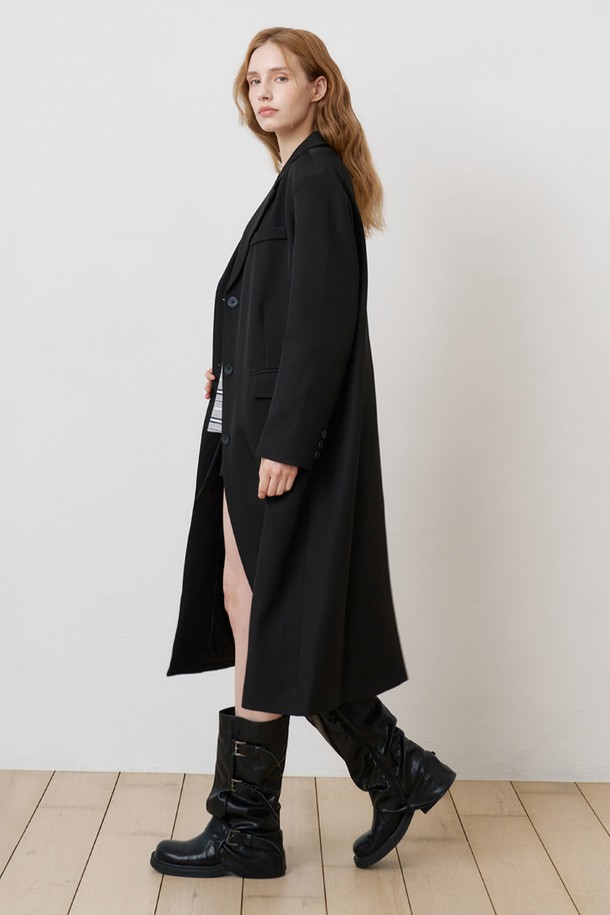 세련된 무드의 오버핏 싱글 롱 재킷입니다. 부드러운 촉감의 폴리에스테르와 스판덱스 혼방 소재로 제작되어 편안한 착용감을 선사합니다. 간절기부터 초가을까지 활용하기 좋으며, 미니멀하고 모던한 스타일을 연출할 수 있습니다. 깔끔한 블랙 컬러의 무지 디자인에 롱 기장과 싱글 버튼 여밈으로 포멀하면서도 시크한 분위기를 더했습니다. 오피스룩, 비즈니스 캐주얼, 모임룩 등 다양한 TPO에 레이어드하여 폭넓게 활용할 수 있습니다.
