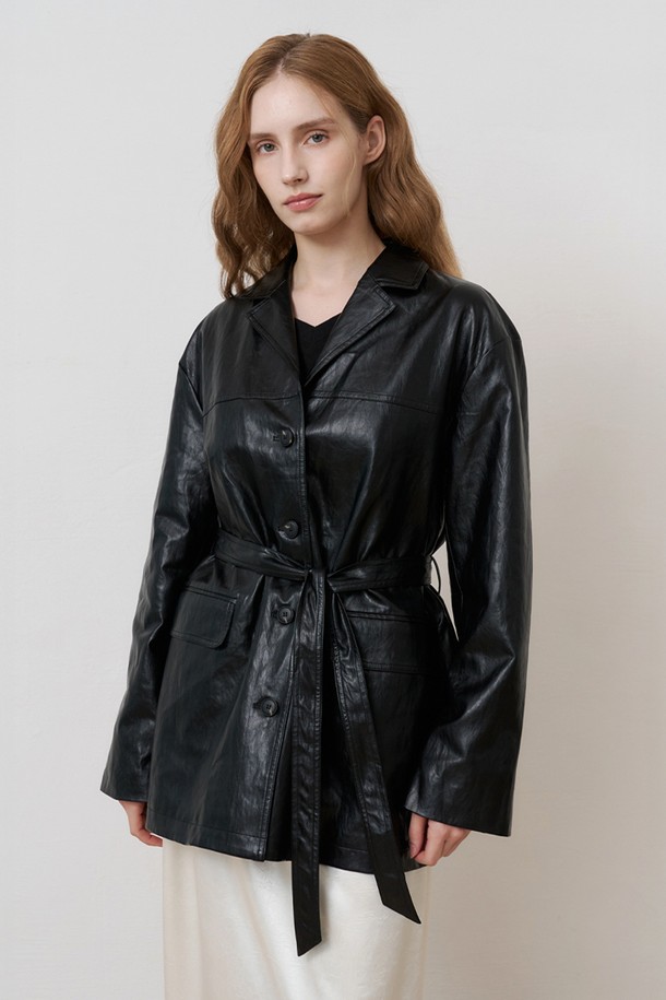 세련된 무드의 오버핏 벨티드 레더 하프 점퍼입니다. 미니멀하고 시크한 디자인으로 데이트룩, 모임룩 등 다양한 TPO에 활용하기 좋습니다. 부드러운 폴리에스터 소재로 제작되었으며, 벨트로 허리 라인을 조절하여 여성스러운 실루엣을 연출할 수 있습니다. 봄, 가을 시즌에 적합하며, 레이어드하여 스타일리시하게 연출할 수 있습니다. 블랙 컬러의 하프 점퍼로, 어떤 스타일에도 쉽게 매치하여 시크하고 미니멀한 룩을 완성해보세요.
