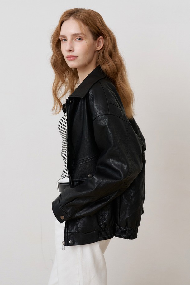 미니멀 레더 블루종 점퍼 BLACK은 시크하고 미니멀한 스타일을 추구하는 분들을 위한 아우터입니다. 봄, 가을 간절기에 적합하며, 데이트룩, 쇼핑룩 등 다양한 TPO에 활용할 수 있습니다. 부드러운 폴리에스테르 소재로 제작되어 단단한 촉감을 선사하며, 은은한 광택감과 절제된 디자인이 특징입니다. 오버핏 실루엣과 여유로운 핏으로 편안하게 착용 가능하며, 레이어드하여 다양한 스타일을 연출할 수 있습니다. 블랙 컬러의 무지 디자인으로 어떤 옷에도 쉽게 매치할 수 있습니다.
