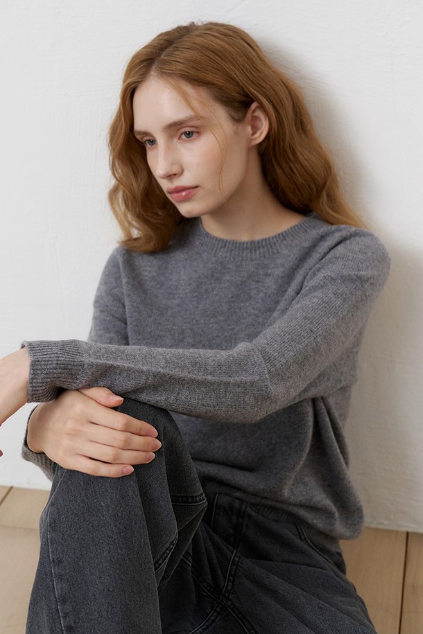 울 100% 소재의 홀가먼트 기법으로 제작된 루즈핏 니트 풀오버입니다. 부드러운 촉감과 두꺼운 두께감으로 가을, 겨울철 따뜻하게 착용하기 좋습니다. 베이직한 디자인과 톤 다운된 그레이 컬러로 다양한 스타일 연출이 가능하며, 출근룩, 클래식, 미니멀, 캐주얼 등 폭넓은 TPO에 활용할 수 있습니다. 라운드넥과 긴 소매 기장으로 안정적인 착용감을 선사하며, 여유로운 루즈핏으로 편안함을 더했습니다.
