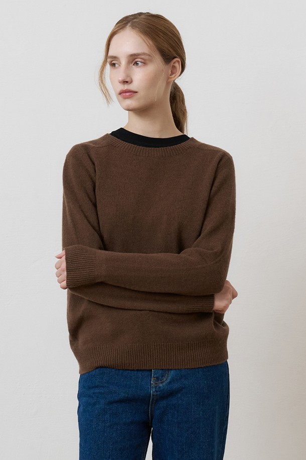 부드러운 촉감의 울 100% 소재로 제작된 홀가먼트 루즈핏 니트 풀오버입니다. 라운드넥 디자인과 두꺼운 두께감으로 가을, 겨울 시즌 따뜻하게 착용하기 좋습니다. 베이직한 디자인으로 출근룩, 모임룩 등 다양한 TPO에 활용 가능하며, 클래식, 미니멀, 캐주얼 스타일 모두 소화 가능합니다. 브라운 컬러와 루즈핏이 편안하면서도 세련된 분위기를 연출합니다. 긴 소매 기장의 레귤러 기장으로, 어떤 하의와도 잘 어울립니다.
