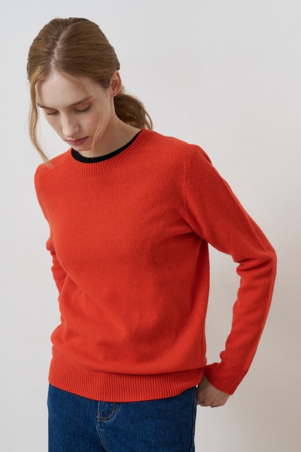 울 100% 소재의 홀가먼트 기법으로 제작된 루즈핏 니트 풀오버입니다. 부드러운 촉감과 두꺼운 두께감으로 가을, 겨울철 따뜻하게 착용하기 좋습니다. 베이직한 디자인에 라운드넥, 긴 소매 기장으로 다양한 스타일 연출이 가능합니다. 특히, 톤 다운된 레드 컬러가 클래식하고 미니멀한 무드를 더합니다. 편안한 루즈핏으로 활동성을 높인 여성 니트입니다.
