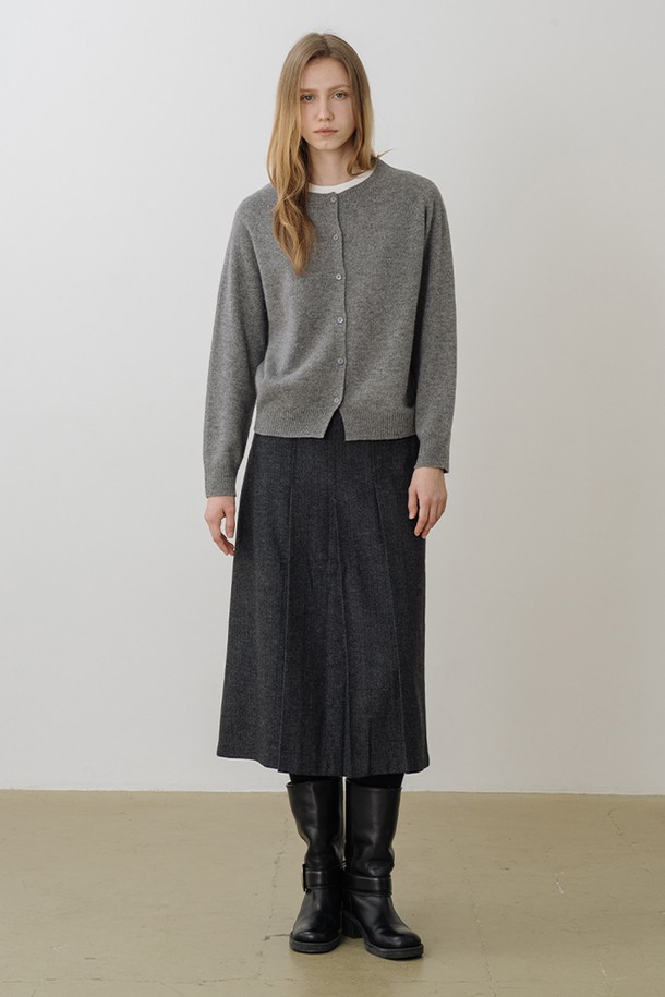 울 100% 소재의 홀가먼트 기법으로 제작된 루즈핏 버튼 가디건입니다. 부드러운 촉감과 두꺼운 두께감으로 가을, 겨울 시즌에 따뜻하게 착용할 수 있습니다. 롱 기장과 라운드넥 디자인으로, 베이직하고 미니멀한 스타일을 연출합니다. 출근룩 또는 모임룩으로 클래식, 미니멀, 캐주얼 등 다양한 스타일링이 가능하며, 세련된 그레이 컬러가 어떤 옷에도 잘 어울립니다. 
