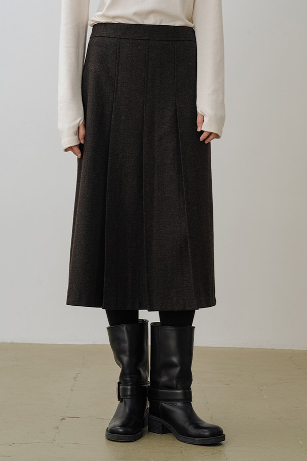울블렌드 헤링본 플리츠 롱스커트 BROWN은 겨울철 우아함과 따뜻함을 선사하는 여성용 스커트입니다. 브라운 컬러의 헤링본 패턴이 클래식한 무드를 자아내며, 울 50%와 폴리에스터 50% 혼방 소재로 부드러운 촉감과 보온성을 제공합니다. 하이웨스트 디자인과 슬림핏으로 다리가 길어 보이는 효과를 주며, 자연스러운 플리츠 라인이 세련된 실루엣을 완성합니다. 데일리룩, 출근룩, 오피스룩, 모임룩 등 다양한 TPO에 활용하기 좋으며, 미니멀, 시크 스타일을 연출하기에 적합합니다.
