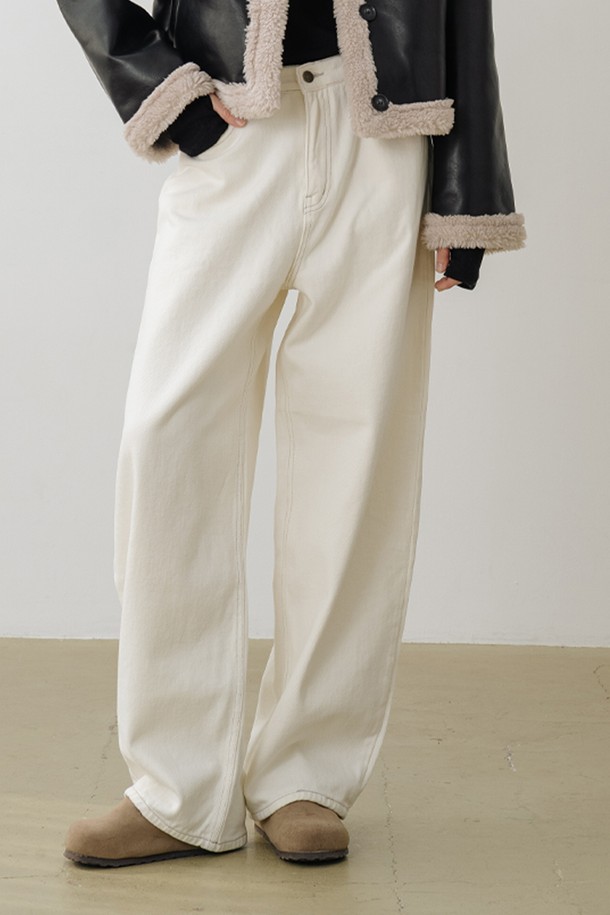 부드러운 기모 안감으로 따뜻함을 더한 윈터 기모 와이드 커브드진입니다. 크림 컬러의 무지 디자인으로, 캐주얼하고 미니멀한 스타일을 연출하기 좋습니다. 두꺼운 두께감과 루즈핏으로 편안한 착용감을 선사하며, 커브드 디자인이 돋보이는 제품입니다. 일상생활은 물론, 출근룩으로도 활용 가능한 활용도 높은 아이템입니다. 겨울철 데님 소재의 와이드진을 찾으시는 여성분들께 추천합니다.
