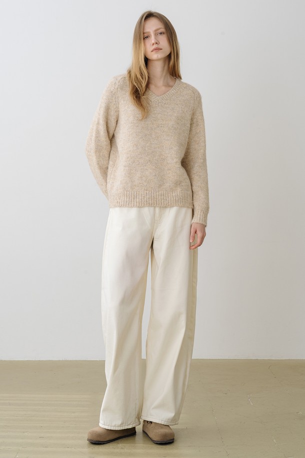 따뜻한 겨울을 위한 윈터 피치벨벳 커브드진 아이보리입니다. 부드러운 피치벨벳 소재와 두꺼운 두께감, 기모 안감으로 뛰어난 보온성을 제공합니다. 다리 라인을 따라 자연스럽게 흐르는 커브드핏 디자인이 특징이며, 베이직한 스타일로 다양한 상의와 매치하기 좋습니다. 일상 외에도 클래식, 미니멀, 캐주얼 등 다양한 스타일 연출이 가능하며, 출근룩으로도 활용할 수 있습니다.
