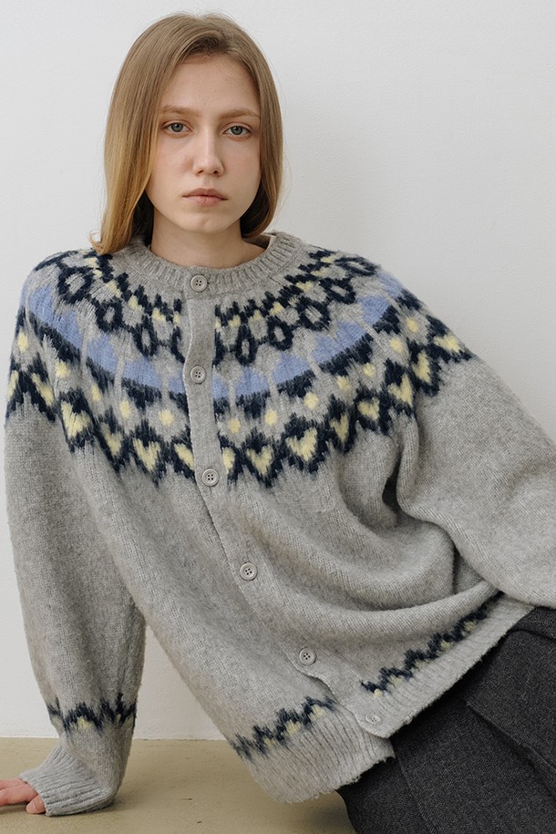 헤어리 울 블렌드 노르딕 버튼 가디건 GREY는 여성 고객을 위한 상의로, 가을과 겨울에 따뜻하게 착용할 수 있습니다. 부드러운 촉감의 헤어리한 울 블렌드 텍스처와 은은한 기모감이 특징이며, 클래식하고 미니멀한 스타일을 연출합니다. 루즈핏으로 편안함을 더하고, 라운드넥과 긴소매 디자인으로 안정감을 줍니다. 노르딕 패턴과 버튼 여밈 방식이 적용되었으며, 모임룩에도 활용하기 좋습니다. 밑단과 소매는 리브 마감으로 제작되었습니다.
