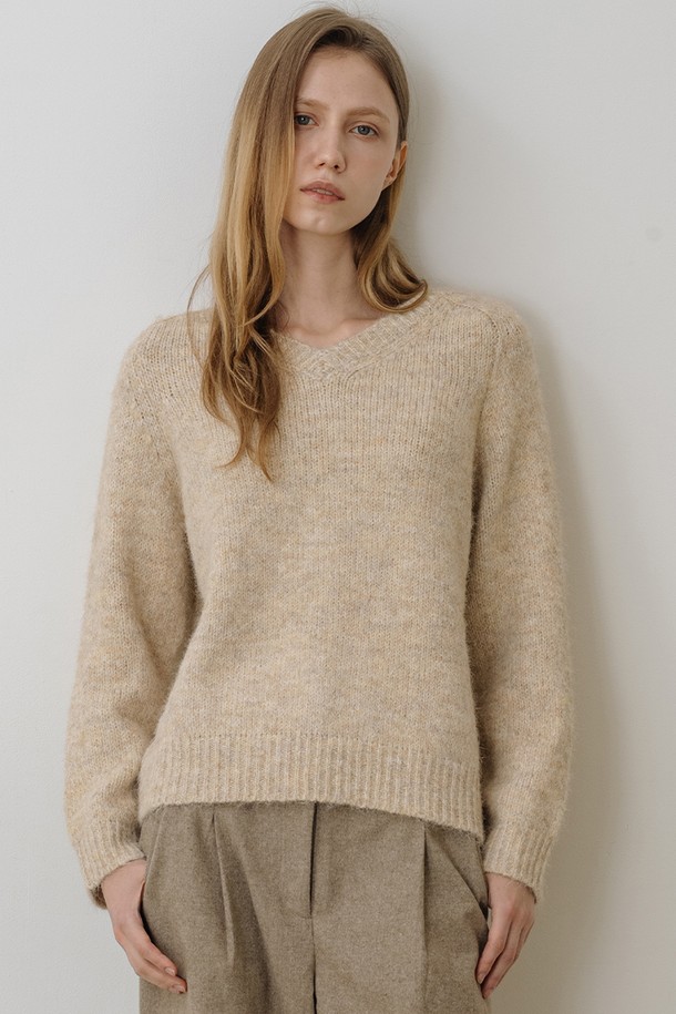 베이직한 무드의 울 브이넥 헤어리 풀오버 BEIGE는 여성스러운 데일리룩과 출근룩에 적합한 니트/스웨터입니다. 부드럽고 가벼운 울과 폴리에스테르 혼방 소재로 제작되어 포슬포슬한 촉감을 선사하며, 깊지 않은 V넥 라인으로 세련된 분위기를 연출합니다. 넥, 소매, 밑단에 골지 마감 처리를 하여 늘어짐을 최소화하고, 상체 라인을 부드럽게 잡아주는 루즈핏 실루엣을 완성합니다. 다양한 하의와 손쉽게 매치하여 미니멀, 클래식, 캐주얼 등 폭넓은 스타일을 소화할 수 있습니다.
