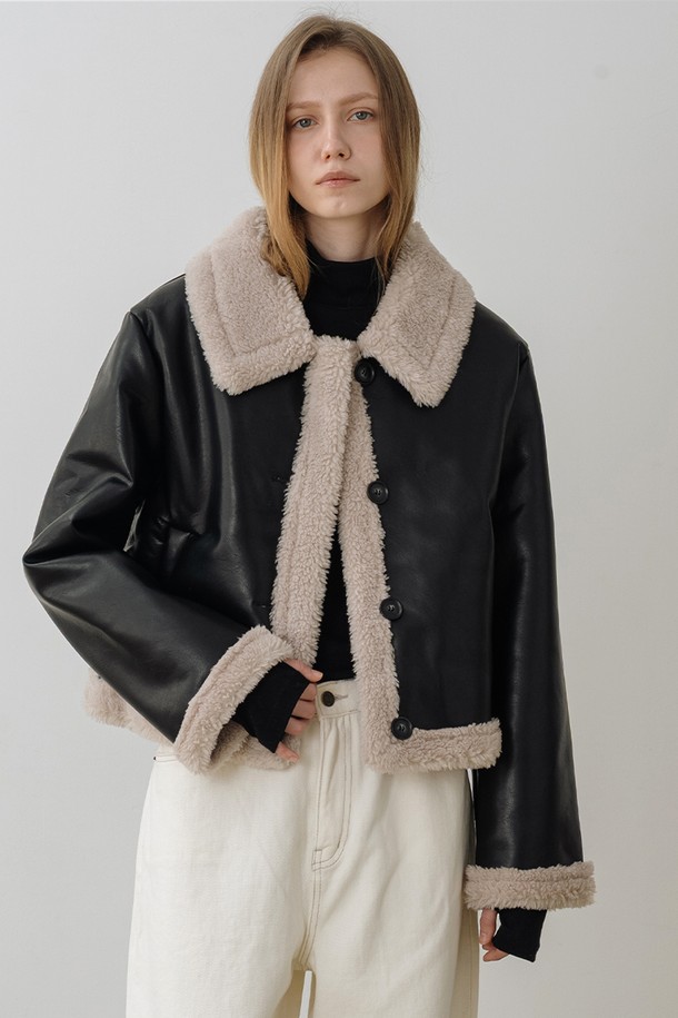 따뜻한 울 블렌드 소재와 시어링 안감으로 포근함을 더한 블랙 무스탕 점퍼입니다. 캐주얼, 베이직 스타일을 위한 크롭 기장의 레귤러핏으로, 데이트룩 및 모임룩에 적합합니다. 부드러운 촉감과 시어링 디테일이 돋보이며, 버튼 여밈 방식으로 편안하게 착용할 수 있습니다. 겨울철, 미니멀하고 클래식한 스타일을 연출하기 좋습니다. 긴 소매 기장으로 보온성을 높였습니다.
