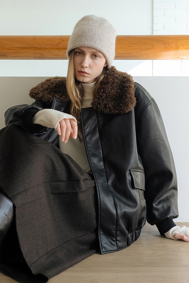 블랙 컬러의 하이넥 퍼 윈터 무스탕 점퍼입니다. 부드러운 촉감의 인조가죽과 퍼 소재로 제작되어 겨울철 따뜻함과 스타일을 동시에 잡을 수 있습니다. 레귤러핏으로 제작되어 편안한 착용감을 제공하며, 베이직하고 클래식한 디자인으로 어떤 스타일에도 잘 어울립니다. 하이넥과 퍼 디테일이 특징이며, 집업 방식으로 간편하게 여밀 수 있습니다. 
