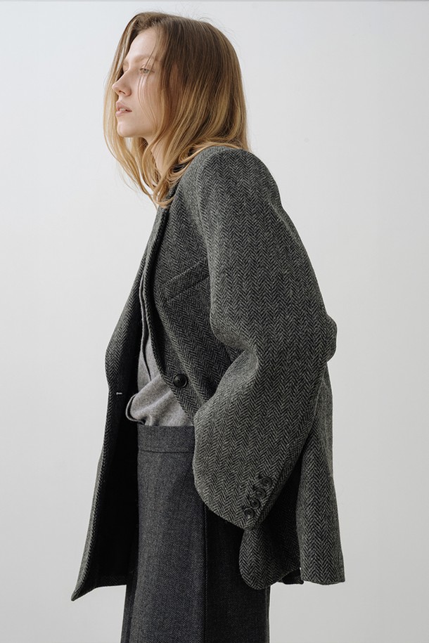 차콜 색상의 울 100% 오버사이즈 헤링본 싱글 자켓입니다. 두꺼운 두께감으로 가을, 겨울 시즌에 따뜻하게 착용할 수 있으며, 클래식하고 미니멀한 스타일을 연출합니다. 싱글 버튼 디자인과 레귤러 기장으로 깔끔한 실루엣을 선사하며, 오버핏으로 편안한 착용감을 제공합니다. 출근룩, 비즈니스 캐주얼, 모임룩 등 다양한 TPO에 활용 가능하며, 시크한 무드를 더해줍니다. 뻣뻣한 촉감의 울 소재가 고급스러운 느낌을 자아냅니다.
