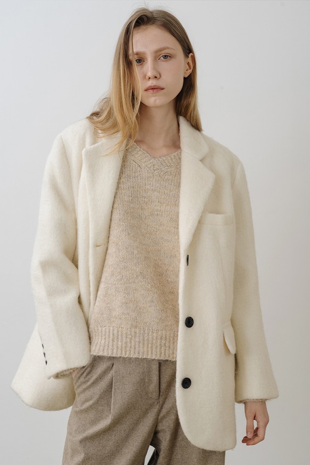 아이보리 컬러의 모헤어 소재로 제작된 클래식 버튼 하프 재킷입니다. 울과 폴리에스테르 혼방으로 부드러운 촉감과 두꺼운 두께감을 자랑하며, 겨울철에도 따뜻하게 착용할 수 있습니다. 테일러드 코트 타입에 싱글 버튼 여밈으로 깔끔한 실루엣을 연출하며, 레귤러핏으로 편안하게 착용 가능합니다. 모헤어 텍스처와 퍼 안감, 프리미엄 헤어리 질감이 고급스러운 분위기를 더하며, 오피스룩, 모임룩, 데이트룩 등 다양한 TPO에 활용 가능합니다. 클래식, 미니멀, 시크 스타일을 선호하는 여성분들께 추천합니다.
