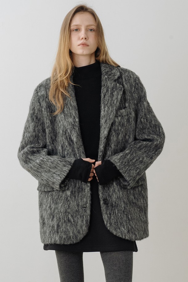 모헤어 클래식 버튼 하프 재킷 CHARCOAL은 여성용 아우터로, 차콜 컬러의 미니멀하고 클래식한 스타일을 연출합니다. 겨울 시즌에 적합하며, 테일러드 칼라와 싱글 버튼 여밈 방식으로 세련된 분위기를 더합니다. 울, 폴리에스테르, 모헤어 혼방 소재로 제작되어 부드러운 촉감과 뛰어난 보온성을 자랑하며, 안감은 퍼로 마감되었습니다. 스탠다드 핏 하프 기장의 재킷으로, 오피스룩, 출근룩, 모임룩 등 다양한 TPO에 활용 가능하며, 다채로운 스타일링을 연출할 수 있습니다.
