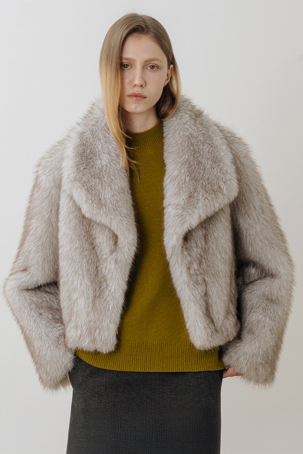 헤어리 크롭 퍼 재킷 LIGHT GREY는 부드러운 촉감의 폴리에스테르 소재로 제작되어 포근한 착용감을 선사합니다. 미니멀한 카라넥 디자인과 넉넉한 루즈핏으로 편안하면서도 세련된 스타일을 연출합니다. 크롭 기장과 풍성한 헤어리 텍스처가 만나 트렌디한 무드를 더하며, 데이트룩, 모임룩, 연말 모임룩 등 다양한 TPO에 활용 가능합니다. 무지 패턴의 라이트 그레이 컬러는 미니멀, 클래식, 시크한 스타일을 즐기는 여성분들께 완벽한 선택입니다. 팬 포켓 디테일과 볼륨감 있는 실루엣으로 포인트를 더해줍니다.
