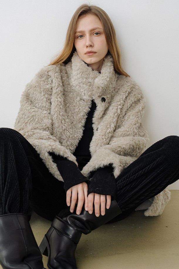 하이넥 빈티지 하프 퍼 무스탕 코트 GREY는 겨울철 여성의 우아함을 더해줄 아우터입니다. 부드러운 촉감의 폴리에스테르 소재에 안감 전체가 퍼로 마감되어 따뜻함을 선사합니다. 하이넥 디자인과 버튼 여밈 방식으로 클래식하고 레트로한 무드를 연출하며, 데이트룩이나 연말 모임룩에 적합합니다. 하프 기장으로 다리가 길어 보이는 효과를 주며, 그레이 컬러의 무지 디자인이 미니멀한 스타일을 완성합니다. 긴 소매와 퍼 디테일이 고급스러운 포인트를 더해줍니다.
