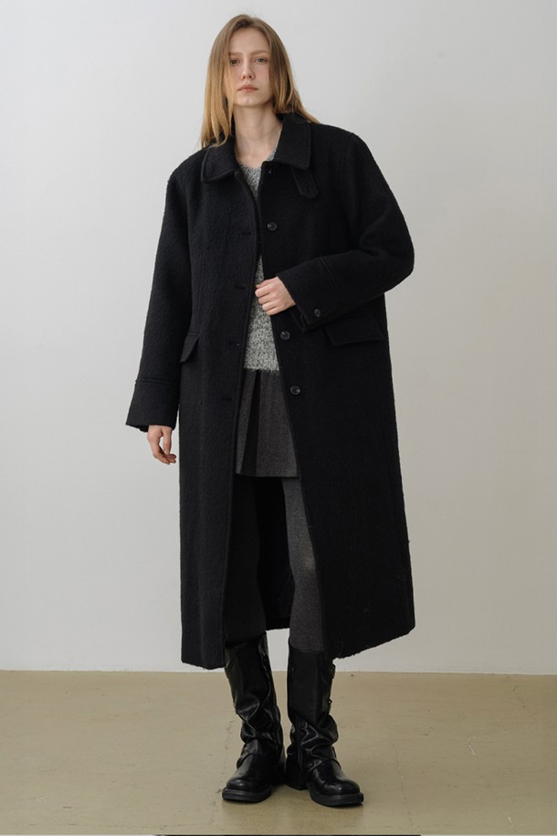 울 100 하이넥 싱글 롱코트는 가을과 겨울, 당신의 스타일을 완성할 여성용 블랙 코트입니다. 미니멀하고 클래식한 무드를 자아내는 이 코트는 오버핏 디자인에 싱글 버튼 여밈으로 세련된 실루엣을 연출합니다. 롱 기장과 하이넥 디자인은 보온성을 높여주며, 출근룩, 오피스룩, 모임룩 등 다양한 TPO에 활용 가능합니다. 시크하고 미니멀한 스타일을 즐기는 분들께 추천하는 울 소재의 두꺼운 코트입니다.
