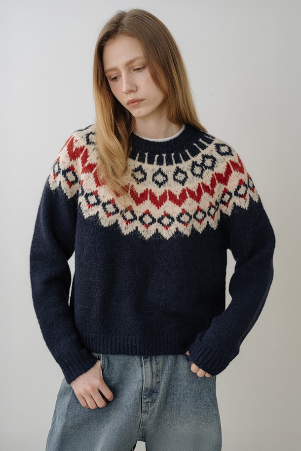 네이비 컬러의 울 블렌드 노르딕 다이아 패턴 풀오버입니다. 부드럽고 포근한 촉감의 두꺼운 울 및 폴리에스테르 혼방 소재로 제작되어 겨울철 따뜻하게 착용할 수 있습니다. 라운드넥, 긴소매, 스탠다드핏 디자인으로 클래식하고 캐주얼한 스타일을 연출합니다. 리브 짜임 마감과 선명한 컬러 대비, 헤어리 텍스처가 특징이며, 모임룩 및 미니멀한 스타일에도 잘 어울립니다. 
