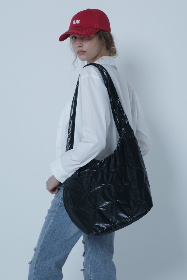 MORELIKEIT - 크로스백 - QUILTING OVERSIZE PADDING BAG BLACK