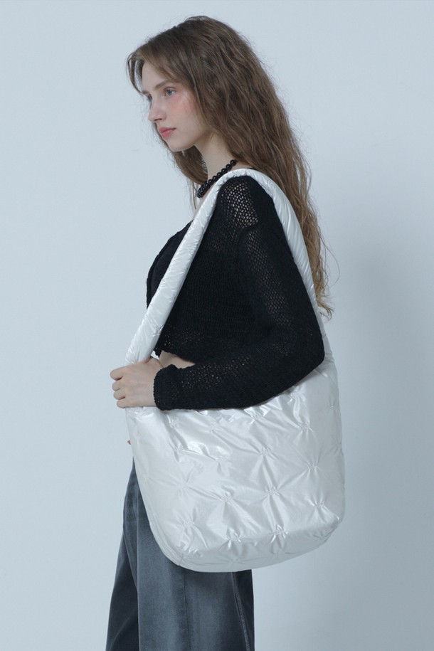 MORELIKEIT - 크로스백 - QUILTING OVERSIZE PADDING BAG WHITE