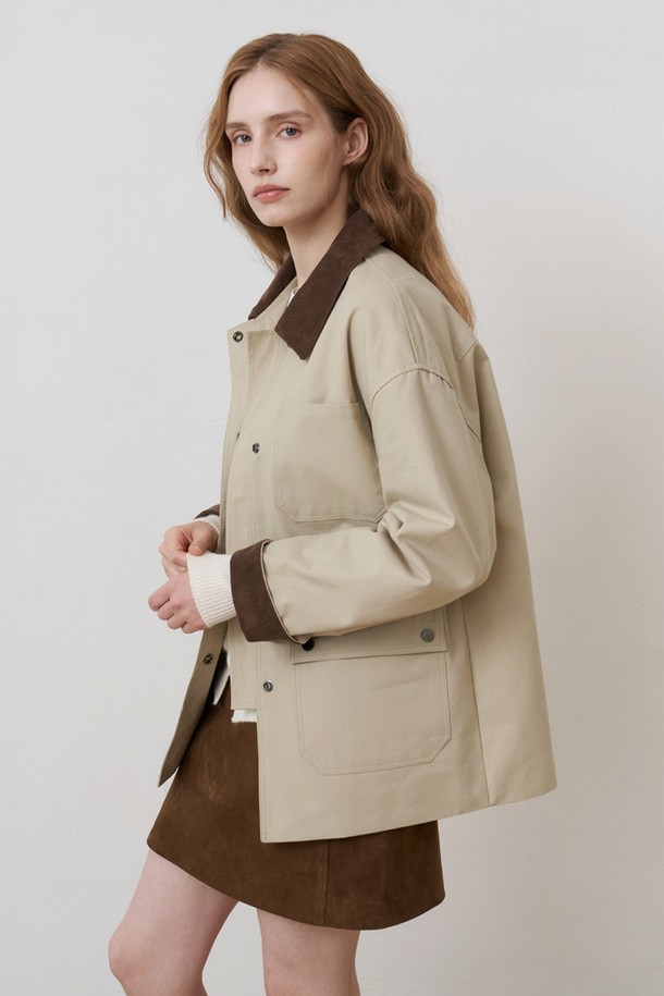 부드러운 스웨이드 소재의 브라운 미니스커트입니다. 가을, 겨울에 어울리는 레귤러핏으로, A라인 실루엣이 다리 라인을 더욱 예쁘게 연출해 줍니다. 미니멀하고 베이직한 디자인으로 다양한 상의와 매치하여 데이트룩, 가을 나들이룩 등 폭넓게 활용 가능합니다. 허리 부분의 메탈 장식 디테일과 실용적인 포켓 디자인이 특징입니다.
