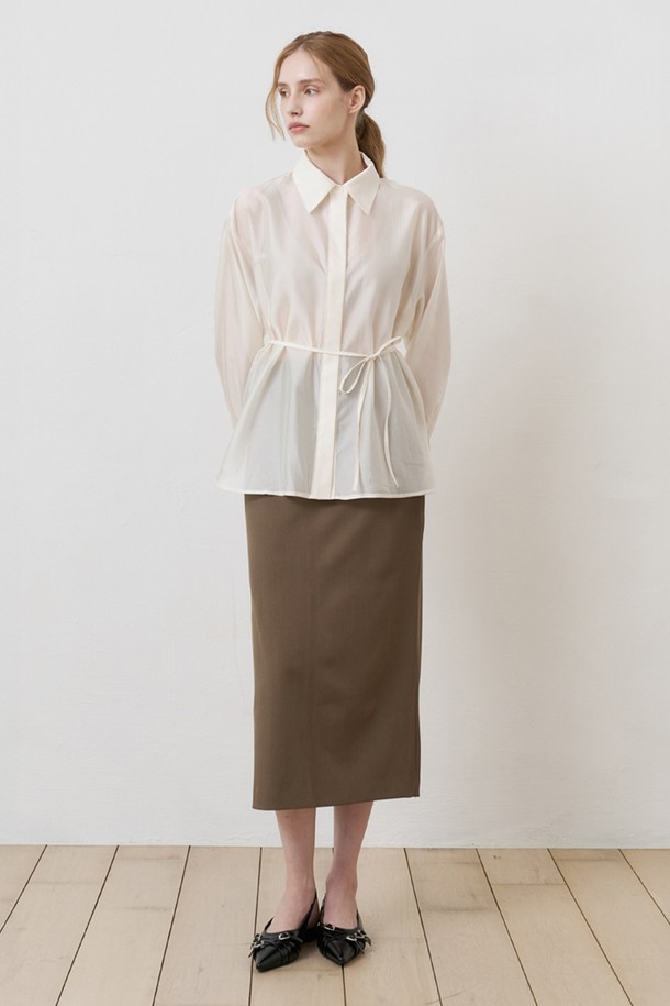 데일리 컴포트라인(밴딩) 롱스커트 브라운은 여성 고객을 위한 모던 스타일의 롱스커트입니다. 부드러운 촉감의 폴리에스테르와 스판덱스 혼방 소재로 제작되어 편안한 착용감을 선사합니다. 허리 밴딩 디자인으로 활동성을 높였으며, 깔끔하고 자연스러운 레귤러핏 실루엣을 연출합니다. 출근룩, 오피스룩, 캐주얼 등 다양한 TPO에 맞춰 활용하기 좋은 실용적인 아이템입니다. 무지 디자인으로 어떤 상의와도 쉽게 매치할 수 있으며, 안감은 폴리에스테르 소재입니다.
