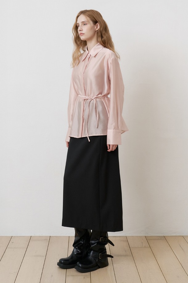 데일리 컴포트라인(밴딩) 롱스커트 BLACK은 여성 의류로, 미니멀, 클래식, 캐주얼 스타일을 선호하는 분들께 적합합니다. 폴리에스테르와 스판덱스 혼방 소재로 제작되어 편안한 착용감을 제공하며, 허리 밴딩 디자인으로 활동성을 높였습니다. 출근룩, 오피스룩 등 다양한 TPO에 활용하기 좋으며, 깔끔하고 자연스러운 레귤러핏 실루엣을 연출해 줍니다. 블랙 컬러의 무지 디자인으로 어떤 상의와도 쉽게 매치할 수 있어 데일리웨어로 활용하기 좋습니다. 안감은 폴리에스테르 소재입니다.
