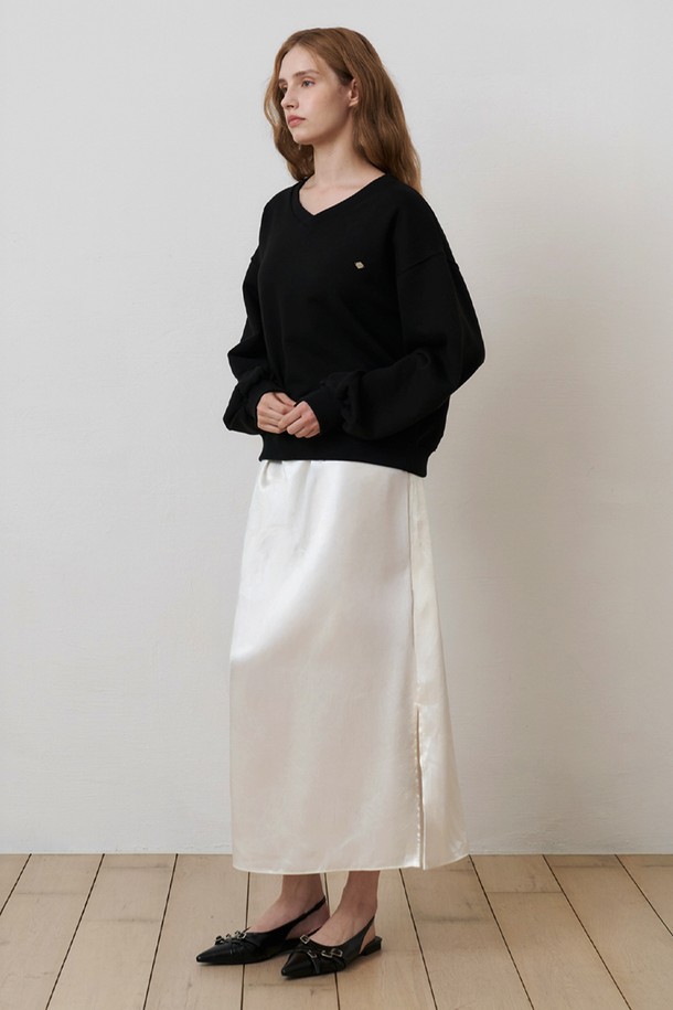 실켓 콤포트라인(리본밴딩) 롱스커트 IVORY는 여성 의류로, 우아하고 베이직한 스타일을 연출합니다. 부드러운 촉감의 폴리에스테르 소재로 제작되었으며, 사계절 내내 착용하기 좋습니다. 허리 리본으로 사이즈 조절이 가능하며, 밑단 양쪽 슬릿과 안감으로 편안함과 활동성을 더했습니다. A라인 핏과 무지 디자인이 어우러져 오피스룩, 모임룩 등 다양한 TPO에 활용 가능합니다. 클래식, 미니멀, 로맨틱 스타일을 즐기는 분들께 추천합니다.
