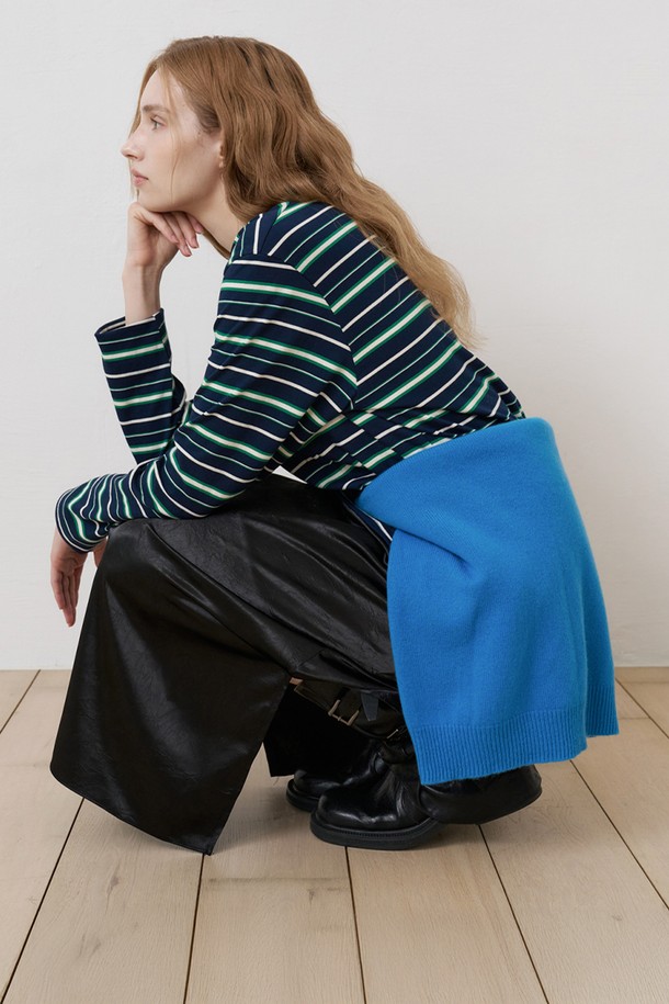 실켓 컴포트라인 (리본 밴딩) 롱스커트 BLACK는 우아하고 베이직한 스타일의 여성 롱스커트입니다. 부드러운 촉감의 폴리에스테르 소재로 제작되었으며, 사계절 내내 활용 가능합니다. 허리 사이즈 조절이 가능한 리본 밴딩 디자인과 양쪽 슬릿 디테일이 특징입니다. A라인 핏으로 편안하면서도 세련된 실루엣을 연출하며, 데일리룩부터 오피스룩, 모임룩까지 다양하게 매치할 수 있습니다. 클래식, 미니멀, 시크한 스타일을 즐기는 분들께 추천합니다.
