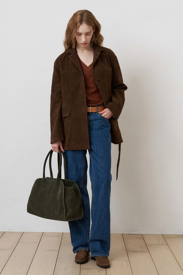 에센셜 컴포트라인 스트레이트 데님 BLUE는 베이직하고 캐주얼한 스타일을 연출하는 데님 팬츠입니다. 넉넉한 두께감과 뻣뻣한 촉감의 데님, 면 혼방 소재로 제작되어 사계절 내내 착용 가능합니다. 레귤러핏 스트레이트 디자인으로 편안한 착용감을 제공하며, YKK 지퍼와 LKET 데님 태그 디테일이 돋보입니다. 밑단을 롤업하여 다양한 스타일을 연출할 수 있으며, 데이트룩, 쇼핑룩 등 폭넓은 TPO에 활용하기 좋습니다.
