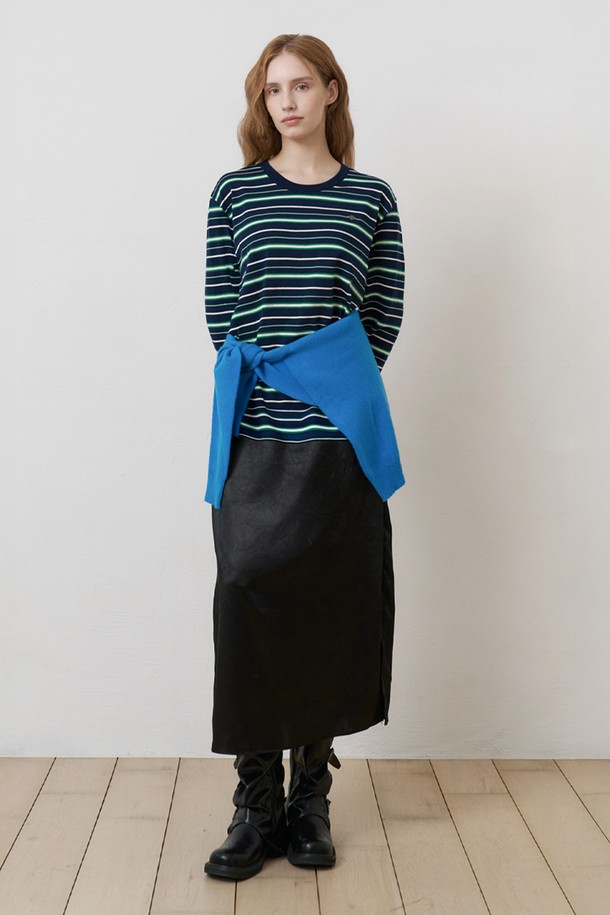 네이비 컬러의 루즈핏 멀티스트라이프 티셔츠입니다. 봄, 여름 시즌에 활용하기 좋은 캐주얼하고 베이직한 스타일의 상의입니다. 넉넉한 루즈핏으로 편안한 착용감을 선사하며, 긴 소매 기장과 라운드넥 디자인이 특징입니다. 고밀도 면 소재로 제작되어 탄탄한 촉감을 자랑하며, 가슴 부분 다이아 로고 장식과 립조직 디테일로 포인트를 더했습니다. 동네 마실룩, 산책룩, 여행룩 등 다양한 TPO에 맞춰, 미니멀한 스타일링을 연출할 수 있으며, 다양한 아이템과 레이어드하여 개성 있는 룩을 완성할 수 있습니다.
