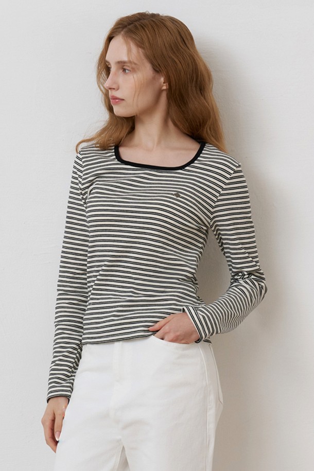 세련된 블랙 컬러의 스퀘어넥 스트라이프 티셔츠입니다. 부드러운 면 소재와 얇은 두께로 편안한 착용감을 선사하며, 봄, 여름 시즌 데일리룩과 출근룩에 활용하기 좋습니다. 슬림 또는 레귤러핏으로 떨어지는 핏에 긴 소매 기장으로 여성스러운 실루엣을 연출합니다. 가슴 부분의 다이아 로고 장식이 포인트가 되어 캐주얼하면서도 미니멀한 스타일을 완성합니다. 블랙과 화이트의 시원한 스트라이프 패턴이 돋보이는 티셔츠로, 오피스룩에도 잘 어울리는 클래식한 디자인입니다.
