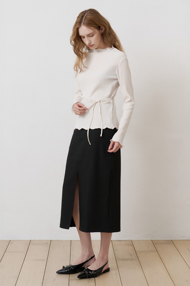 플리츠 스텐다드핏 폴라 IVORY는 여성 의류 상의 카테고리의 티셔츠입니다. 부드러운 아이보리 컬러의 폴라넥 디자인이며, 봄, 가을에 착용하기 좋습니다. 플리츠 패턴과 긴 소매, 스탠다드핏으로 페미닌한 스타일을 연출합니다. 데일리룩, 출근룩, 모임룩 등 다양한 TPO에 활용 가능하며, 벨트나 리본으로 포인트를 주어 더욱 세련된 룩을 완성할 수 있습니다. 여유로운 라인감과 편안한 착용감으로 활동성을 높였습니다.
