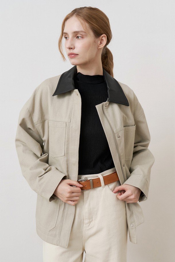 플리츠 스텐다드핏 폴라 BLACK은 고급스러운 플리츠 원단으로 제작된 여성 폴라티셔츠입니다. 넉넉한 라인감과 부드러운 촉감이 편안한 착용감을 선사하며, 가을, 겨울 시즌 데일리 및 출근룩으로 활용하기 좋습니다. 페미닌하고 베이직한 스타일을 연출하며, 넥 끝선과 소매 끝의 섬세한 디테일이 돋보입니다. 스탠다드핏으로 어떤 하의와도 잘 어울리며, 벨트나 리본을 매치하여 다양한 스타일을 연출할 수 있습니다. 미니멀하고 클래식한 무드를 즐기는 여성분들께 추천합니다.
