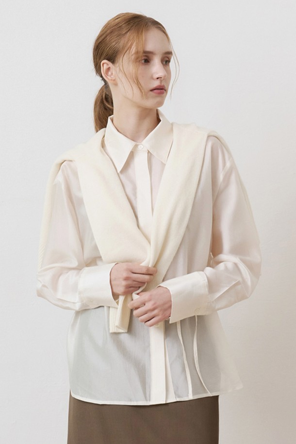 실켓 벨티드 블라우스 CREAM은 텐셀과 폴리에스테르 혼방 소재로 제작되어 부드러운 촉감을 선사합니다. 크림 컬러의 이 블라우스는 데일리룩부터 포멀한 자리까지 폭넓게 활용 가능하며, 봄, 여름, 가을 계절에 적합합니다. 루즈핏 실루엣에 리본 벨트가 더해져 우아하고 엘레강스한 무드를 연출하며, 긴 소매와 칼라넥 디자인으로 세련된 느낌을 줍니다. 옆선 언발란스 라인이 돋보이는 이 블라우스는 오피스룩, 모임룩, 소개팅룩 등 다양한 TPO에 어울리는 클래식, 미니멀, 로맨틱 스타일을 완성해 줍니다.

