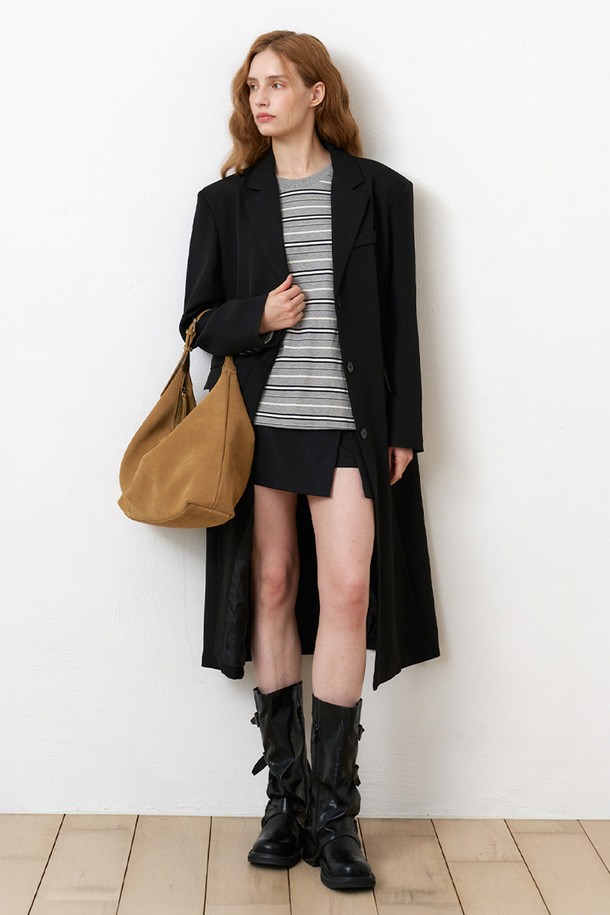 세련된 무드의 오버핏 싱글 롱 재킷입니다. 부드러운 촉감의 폴리에스테르와 스판덱스 혼방 소재로 제작되어 편안한 착용감을 선사합니다. 간절기부터 초가을까지 활용하기 좋으며, 미니멀하고 모던한 스타일을 연출할 수 있습니다. 깔끔한 블랙 컬러의 무지 디자인에 롱 기장과 싱글 버튼 여밈으로 포멀하면서도 시크한 분위기를 더했습니다. 오피스룩, 비즈니스 캐주얼, 모임룩 등 다양한 TPO에 레이어드하여 폭넓게 활용할 수 있습니다.
