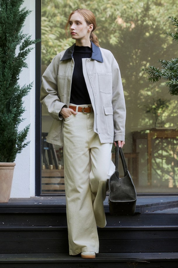 베이지 컬러의 레더 배색 하프 워크 재킷입니다. 면 소재에 가죽 디테일이 더해져 빈티지하면서도 캐주얼한 스타일을 연출합니다. 봄, 가을 시즌에 적합하며, 오버핏 디자인과 뻣뻣한 촉감으로 트렌디한 핏을 선사합니다. 버튼 여밈 방식과 긴 소매 기장으로, 다양한 레이어드 연출이 가능합니다. 동네 마실룩, 카페룩, 가을 나들이룩 등 폭넓은 TPO에 활용할 수 있는 워크웨어 스타일의 재킷입니다.
