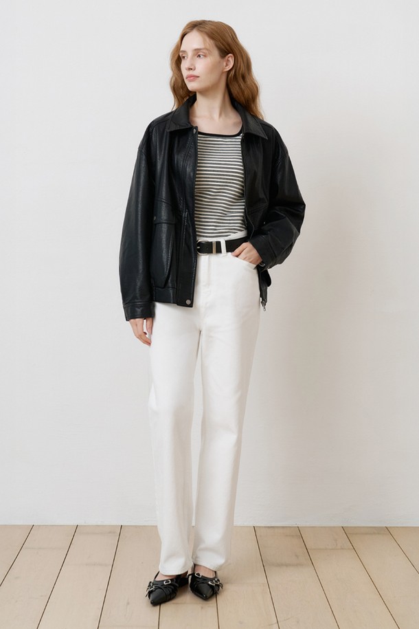 미니멀 레더 블루종 점퍼 BLACK은 시크하고 미니멀한 스타일을 추구하는 분들을 위한 아우터입니다. 봄, 가을 간절기에 적합하며, 데이트룩, 쇼핑룩 등 다양한 TPO에 활용할 수 있습니다. 부드러운 폴리에스테르 소재로 제작되어 단단한 촉감을 선사하며, 은은한 광택감과 절제된 디자인이 특징입니다. 오버핏 실루엣과 여유로운 핏으로 편안하게 착용 가능하며, 레이어드하여 다양한 스타일을 연출할 수 있습니다. 블랙 컬러의 무지 디자인으로 어떤 옷에도 쉽게 매치할 수 있습니다.
