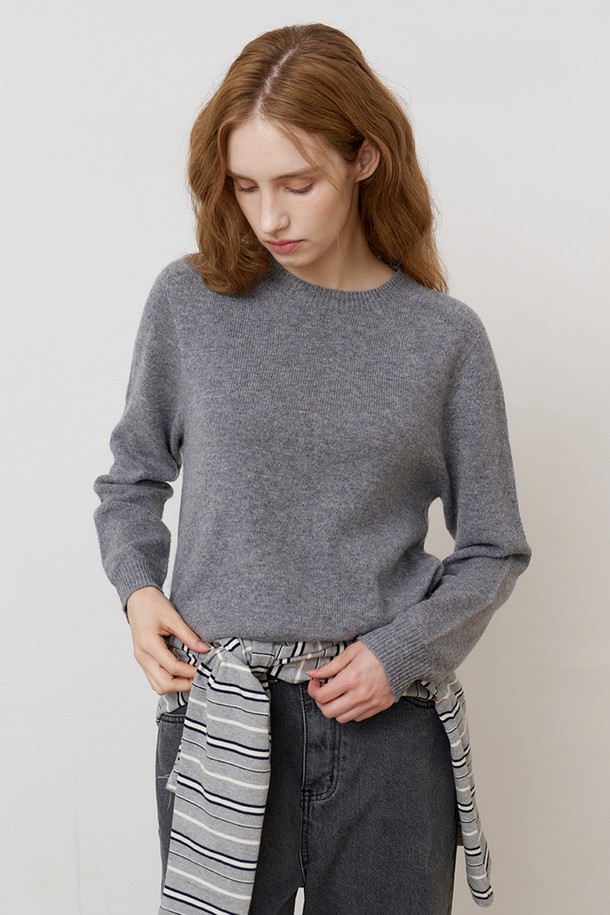 울 100% 소재의 홀가먼트 기법으로 제작된 루즈핏 니트 풀오버입니다. 부드러운 촉감과 두꺼운 두께감으로 가을, 겨울철 따뜻하게 착용하기 좋습니다. 베이직한 디자인과 톤 다운된 그레이 컬러로 다양한 스타일 연출이 가능하며, 출근룩, 클래식, 미니멀, 캐주얼 등 폭넓은 TPO에 활용할 수 있습니다. 라운드넥과 긴 소매 기장으로 안정적인 착용감을 선사하며, 여유로운 루즈핏으로 편안함을 더했습니다.
