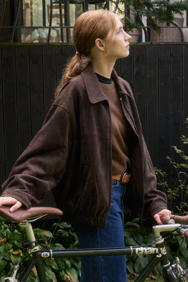 부드러운 촉감의 울 100% 소재로 제작된 홀가먼트 루즈핏 니트 풀오버입니다. 라운드넥 디자인과 두꺼운 두께감으로 가을, 겨울 시즌 따뜻하게 착용하기 좋습니다. 베이직한 디자인으로 출근룩, 모임룩 등 다양한 TPO에 활용 가능하며, 클래식, 미니멀, 캐주얼 스타일 모두 소화 가능합니다. 브라운 컬러와 루즈핏이 편안하면서도 세련된 분위기를 연출합니다. 긴 소매 기장의 레귤러 기장으로, 어떤 하의와도 잘 어울립니다.
