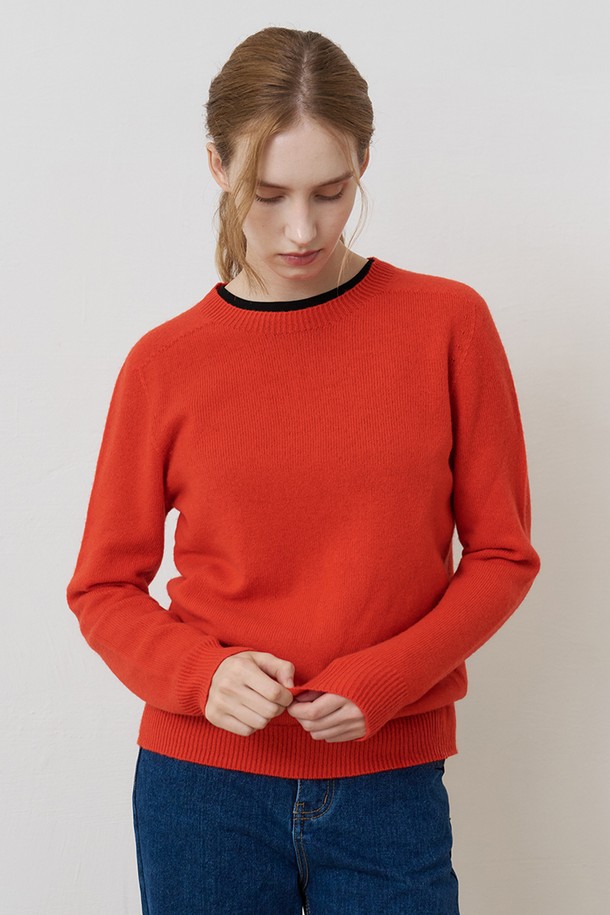 울 100% 소재의 홀가먼트 기법으로 제작된 루즈핏 니트 풀오버입니다. 부드러운 촉감과 두꺼운 두께감으로 가을, 겨울철 따뜻하게 착용하기 좋습니다. 베이직한 디자인에 라운드넥, 긴 소매 기장으로 다양한 스타일 연출이 가능합니다. 특히, 톤 다운된 레드 컬러가 클래식하고 미니멀한 무드를 더합니다. 편안한 루즈핏으로 활동성을 높인 여성 니트입니다.
