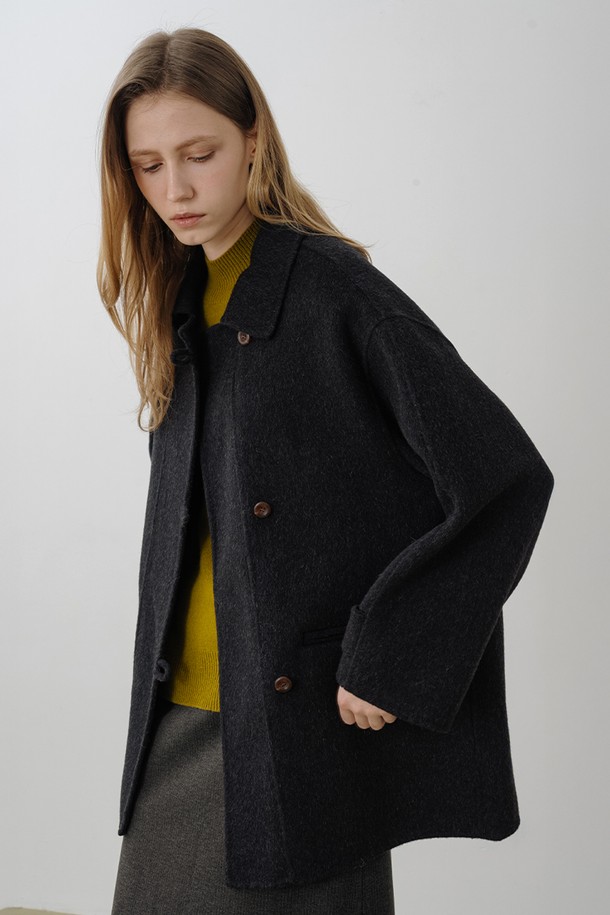 울 100% 핸드메이드 하프코트 차콜은 겨울철 당신의 스타일을 책임질 여성용 아우터입니다. 미니멀하고 클래식한 무드를 선호하는 분들을 위한 아이템으로, 드롭 숄더와 구조적인 카라, 그리고 루즈핏 디자인이 특징입니다. 부드러운 촉감의 울 소재로 제작되어 포근함을 선사하며, 두꺼운 두께감으로 보온성을 높였습니다. 싱글 버튼 여밈 방식과 톤온톤의 차분한 차콜 컬러는 어떤 룩에도 자연스럽게 녹아들어, 출근룩, 오피스룩, 모임룩 등 TPO에 구애받지 않고 시크하고 세련된 스타일을 연출할 수 있습니다. 레이어드가 가능하여, 다양한 스타일링을 시도해 보세요.
