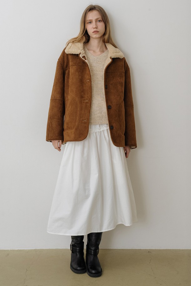 화사한 화이트 컬러의 윈터 프릴 플레어 롱 스커트입니다. 여성스러운 무드를 연출하며, 봄, 가을에 어울리는 아이템입니다. 롱 기장과 루즈핏으로 편안하면서도 우아한 실루엣을 선사합니다. 프릴 디테일이 더해져 페미닌한 매력을 강조하며, 데이트룩, 모임룩 등 다양한 TPO에 활용할 수 있습니다. 미니멀, 로맨틱, 클래식 스타일을 즐기는 분들께 추천합니다.
