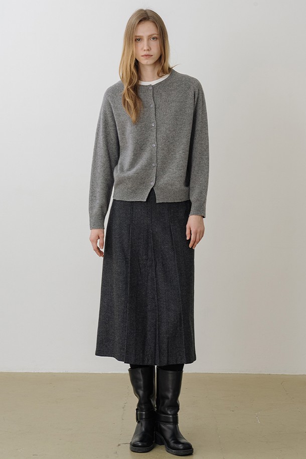 울 블렌드 해링본 플리츠 롱스커트 CHARCOAL(차콜)은 겨울철 클래식한 스타일을 완성하는 여성용 플리츠 스커트입니다. 부드러운 촉감의 울과 폴리에스테르 혼방 소재로 제작되어 보온성이 뛰어나고, 하이웨스트 디자인과 슬림핏으로 다리가 길어 보이는 효과를 줍니다. 헤링본 패턴과 자연스러운 플리츠 라인이 시크하면서도 세련된 무드를 연출하며, 출근룩, 오피스룩, 모임룩 등 다양한 TPO에 활용 가능합니다. 두꺼운 두께감으로 겨울에도 따뜻하게 착용할 수 있으며, 구조감이 유지되어 핏을 안정적으로 잡아줍니다.
