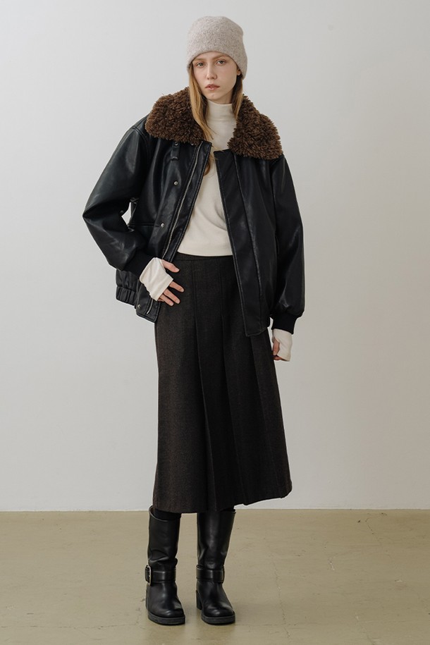 울블렌드 헤링본 플리츠 롱스커트 BROWN은 겨울철 우아함과 따뜻함을 선사하는 여성용 스커트입니다. 브라운 컬러의 헤링본 패턴이 클래식한 무드를 자아내며, 울 50%와 폴리에스터 50% 혼방 소재로 부드러운 촉감과 보온성을 제공합니다. 하이웨스트 디자인과 슬림핏으로 다리가 길어 보이는 효과를 주며, 자연스러운 플리츠 라인이 세련된 실루엣을 완성합니다. 데일리룩, 출근룩, 오피스룩, 모임룩 등 다양한 TPO에 활용하기 좋으며, 미니멀, 시크 스타일을 연출하기에 적합합니다.
